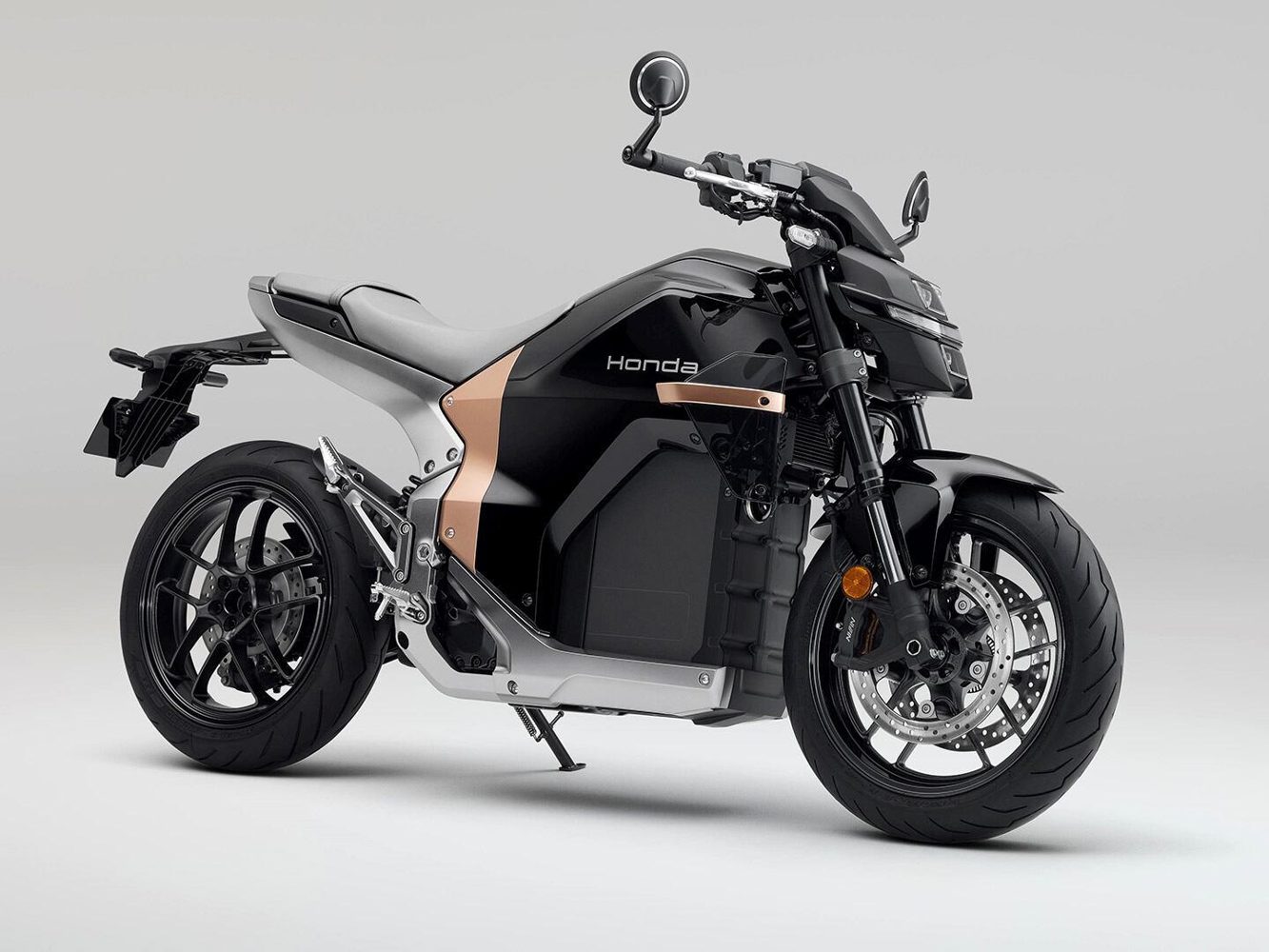 Honda WN7 電動街車側面,黑色車身、銅色飾條